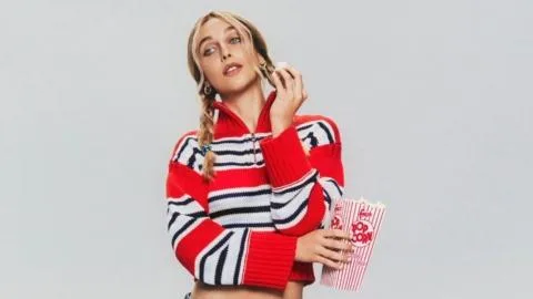 Emma Chamberlain reinventa el jersey más icónico de J.Crew con una versión mini que apunta a convertirse en tendencia