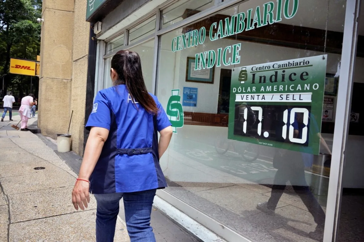 El superpeso reduce el costo de la deuda, pero golpea los ingresos petroleros