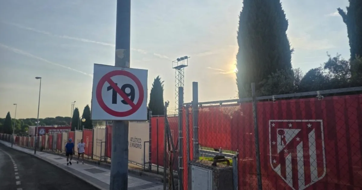 Sigue la tensión con Julián: pancartas en el entrenamiento del Atlético con un "pelotudo" y el 19 tachado