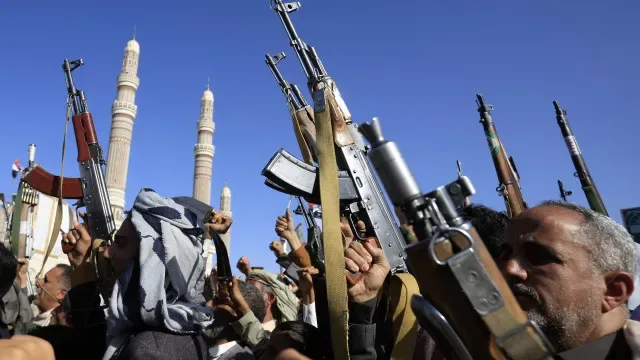 Huthis ameaçam atacar Riade se coligação bombardear Sanaa