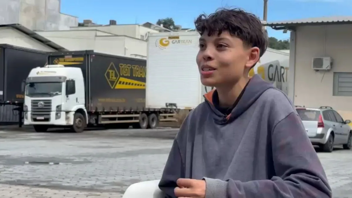 De ‘criança dirigindo’ a caminhoneiro contratado: jovem de 20 anos que parece ter 14 revela por que aparência engana e conta as confusões que já viveu em SC