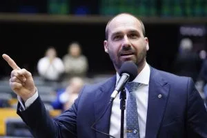 STF mantém condenação de Eduardo Bolsonaro por coação no curso do processo