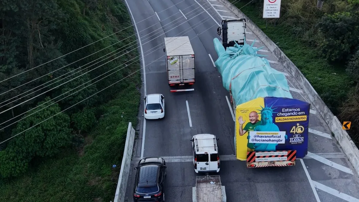 Estátua da Liberdade de 24 metros e 8 toneladas pega a estrada em viagem de 1,4 mil km rumo à nova Havan
