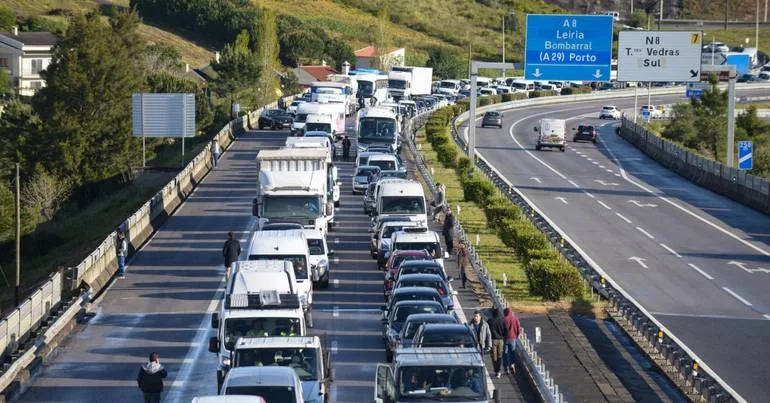 Dez feridos em colisão entre autocarro e camião na A8