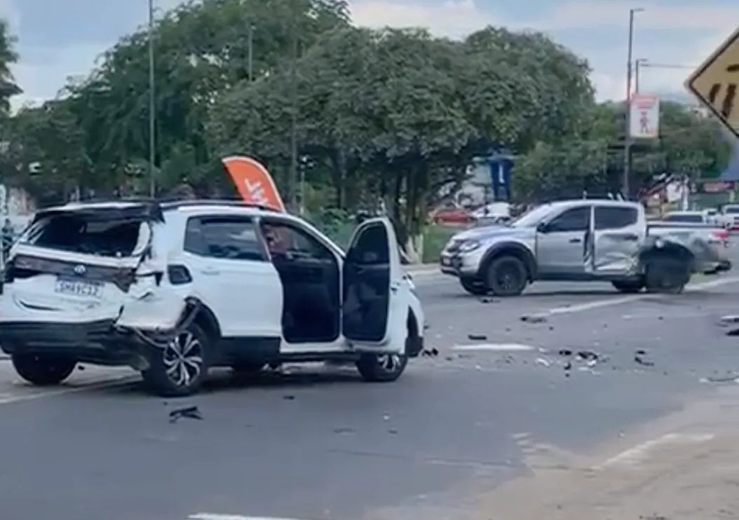 Acidente entre dois carros e um caminhão é registrado em Cruzeiro do Sul; veja vídeo