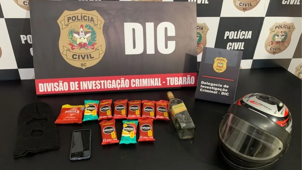 Homem de 19 anos entra em estabelecimento comercial com faca, exige beijo de funcionária, rouba diversos pacotes de camisinha e acaba preso em SC