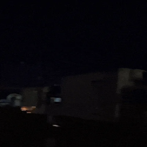 À espera de descarregar carga, caminhoneiro reclama do breu e sujeira na rua