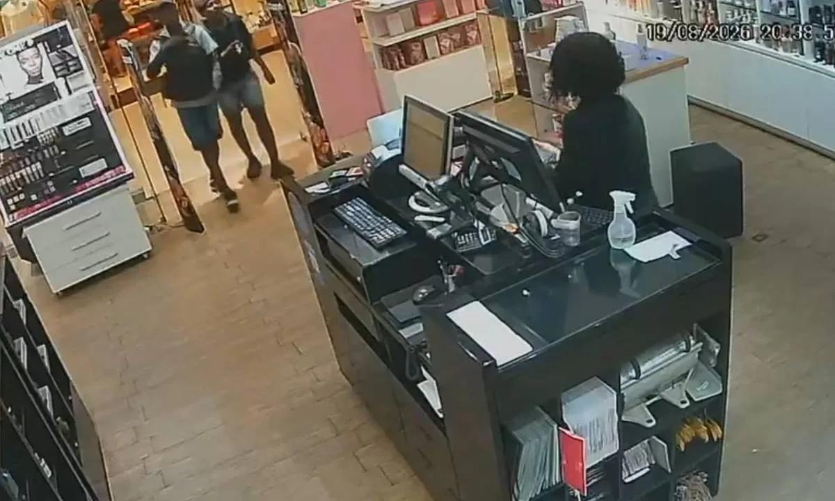 VÍDEO: dupla invade loja de shopping e rouba perfumes em Salvador