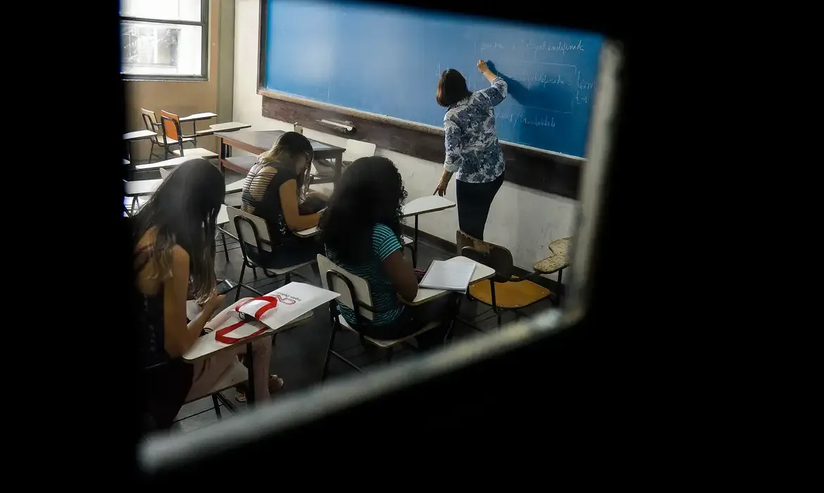‘Professor virou robô’: pesquisa revela medo, autocensura e adoecimento em meio à ofensiva da extrema direita nas escolas