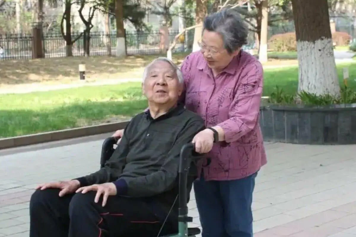 “Tem de se lembrar do meu nome”. Chinesa de 90 anos cuida do marido com Alzheimer