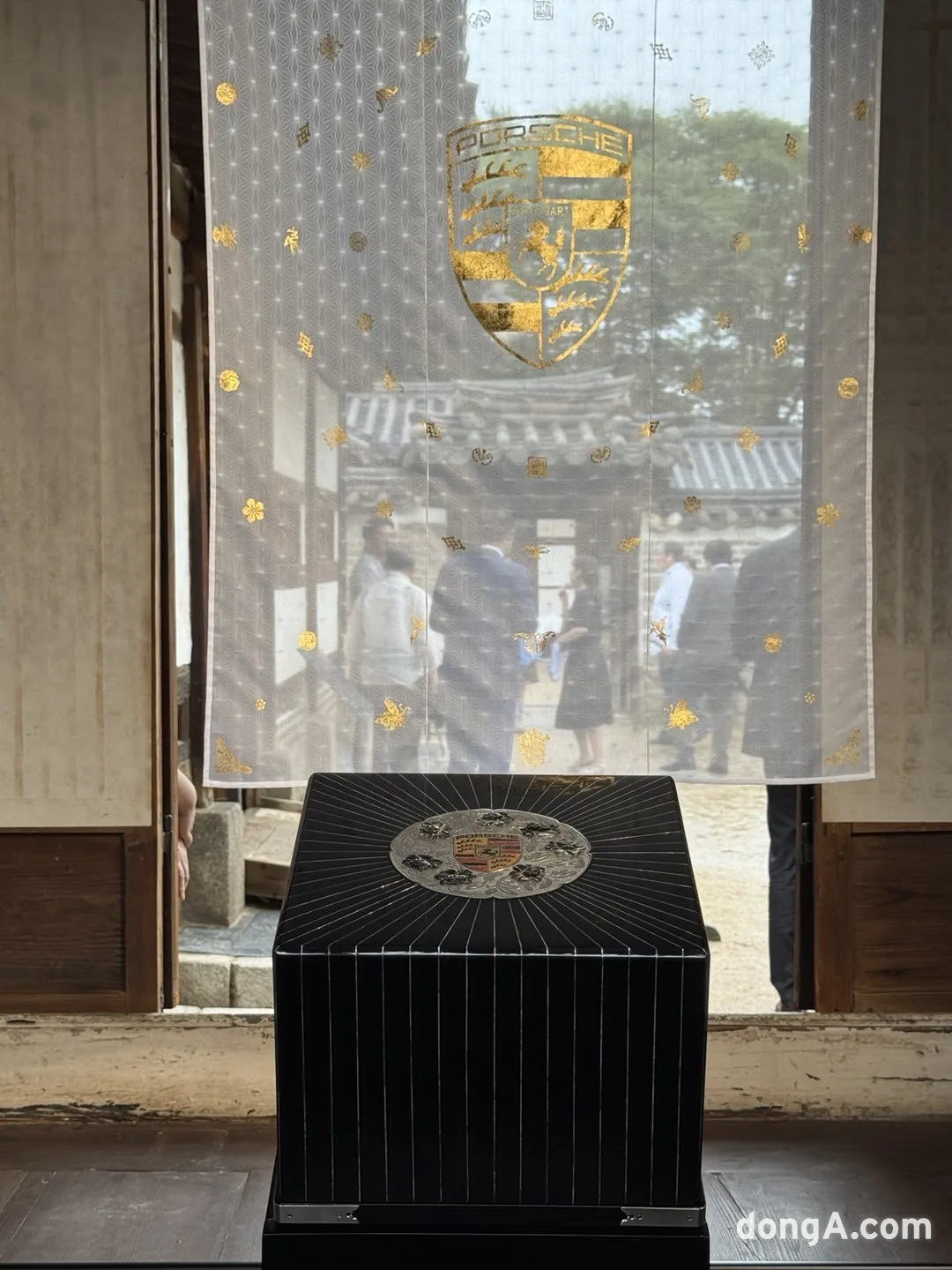 [현장]“‘포르쉐’여 세계로 뻗어 가시라”… 창덕궁에 뜬 금빛 크레스트