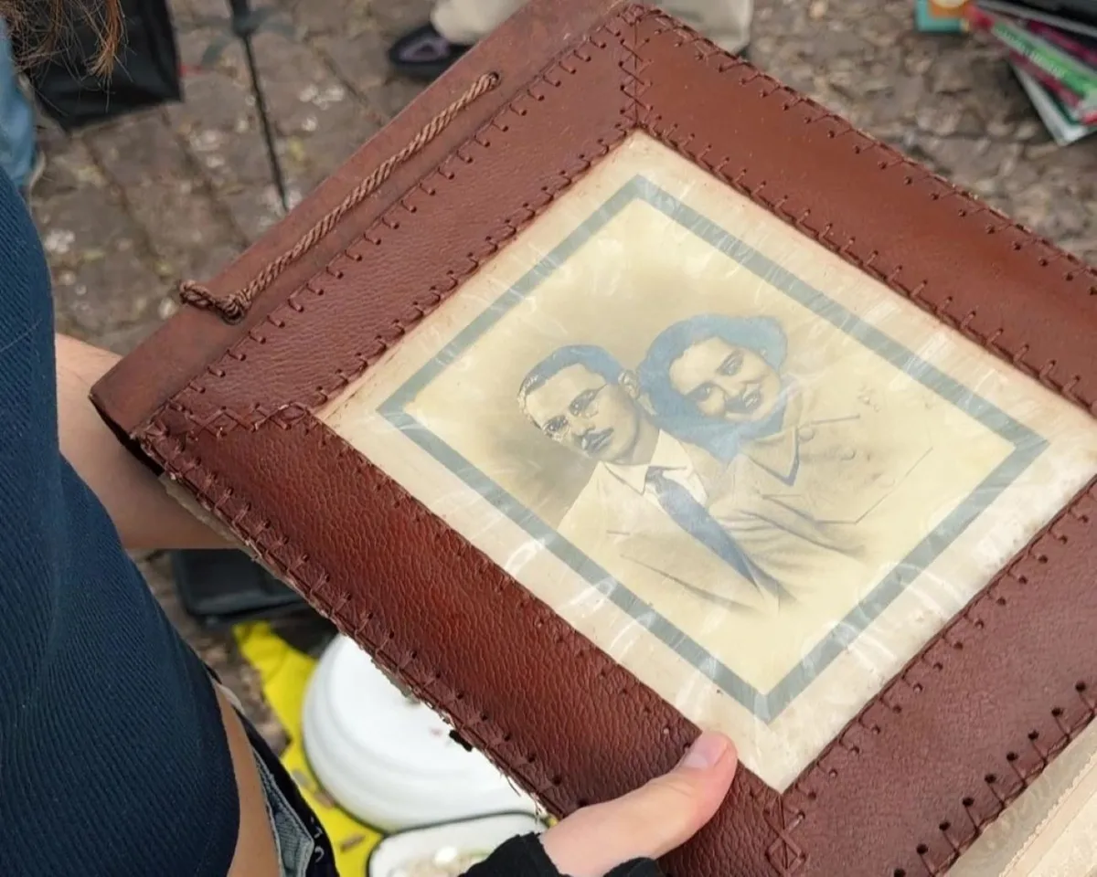 Como álbum comprado por R$ 20 em feira de Porto Alegre levou fotógrafa a buscar família para devolver fotos do século XX