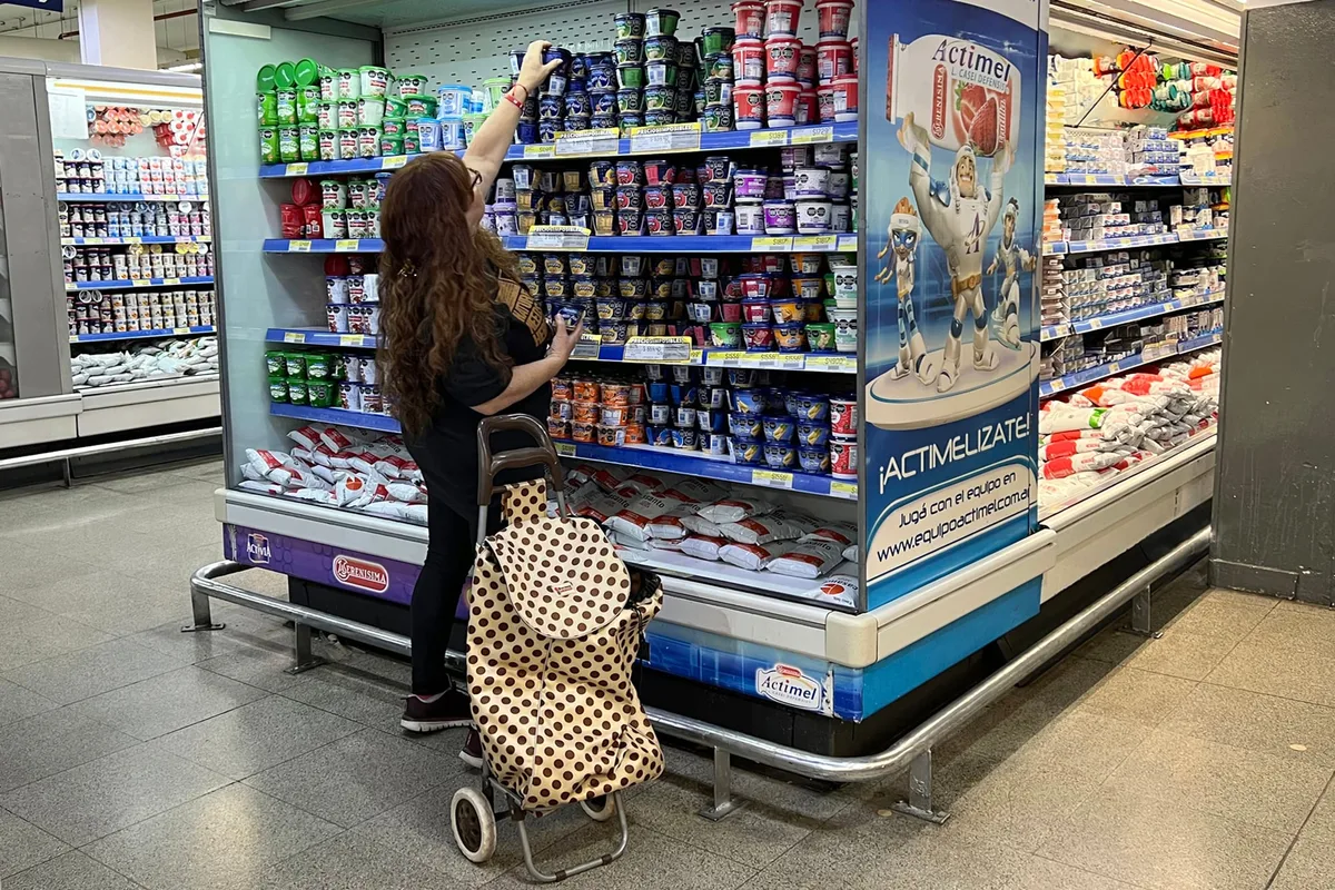 Las ventas en supermercados y mayoristas volvieron a caer en junio, según los datos del Indec