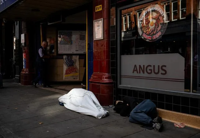 Aucun sans-abri d’ici à Noël en Angleterre : un pari “louable” mais “voué à l’échec” ?
