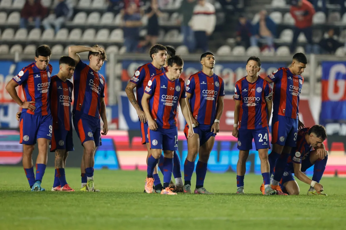 La crisis de San Lorenzo: un ciclón de embargos que se quedó sin manager y está lejos de las copas