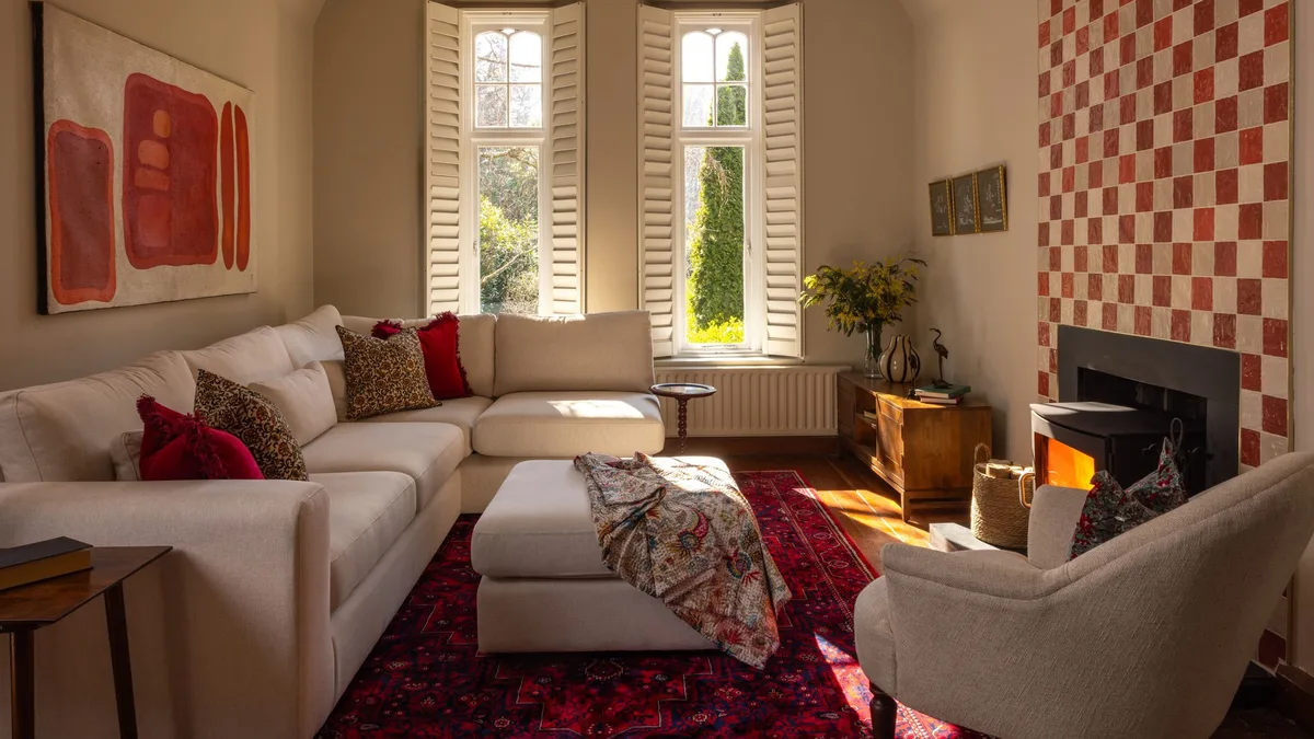 Fin del reinado del beige: el nuevo color que será tendencia este otoño para devolver personalidad a nuestras casas