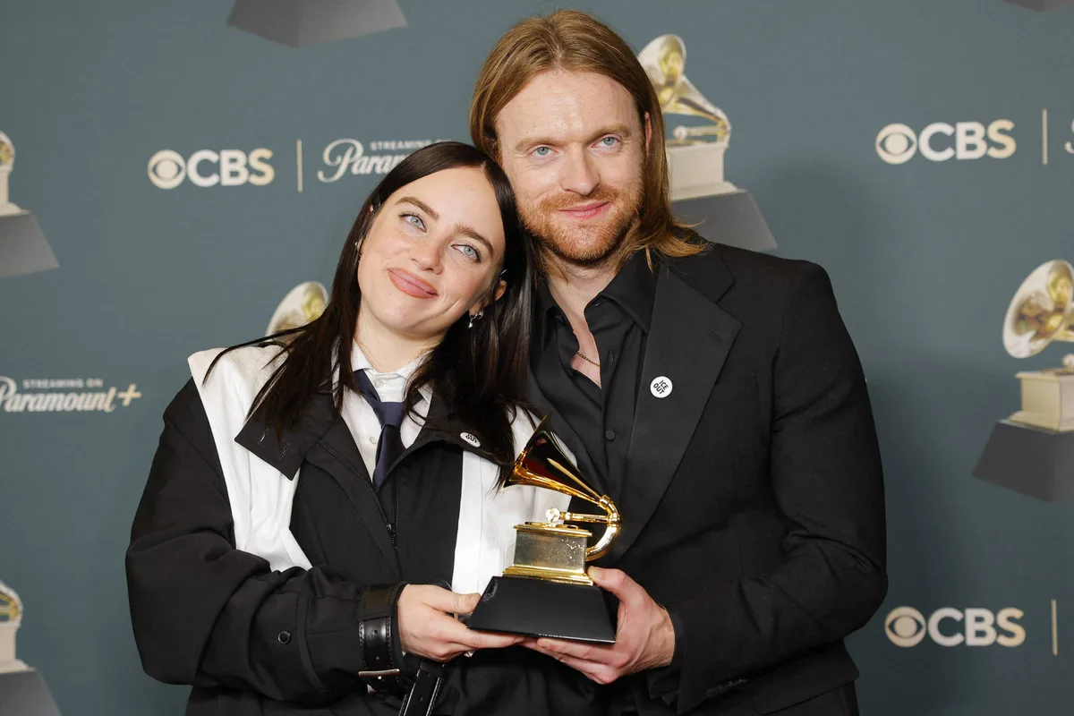 Billie Eilish oficializa casamento do irmão, Finneas