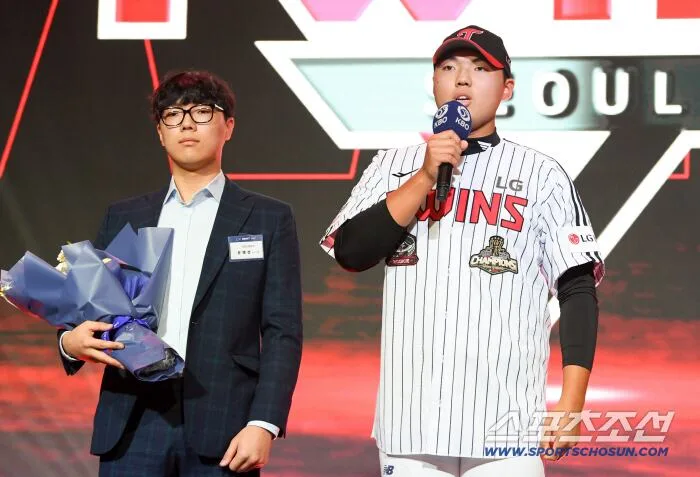 [포토] LG 1라운드 지명 인찬고 윤예성, 기대하세요!