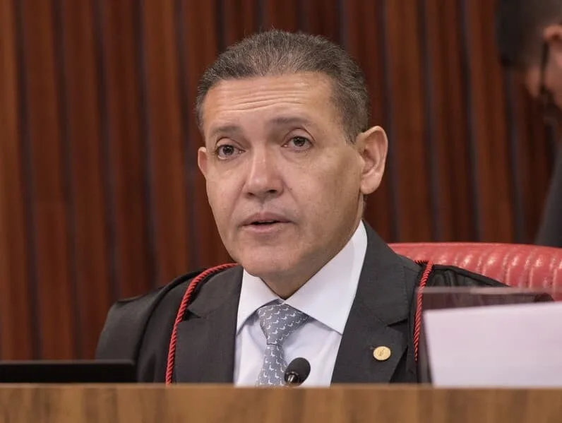 Nunes Marques mantém vídeo de Flávio que associa Lula ao crime