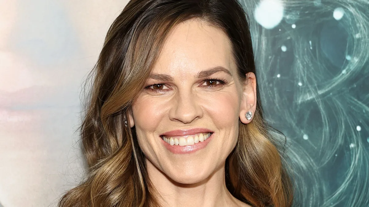 Hilary Swank, embarazada a los 52 años, anuncia por sorpresa que espera su tercer hijo