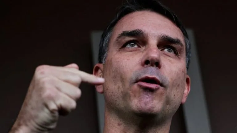 Em campanha, Flávio Bolsonaro explora guerra Mendonça x Moraes e busca vantagens