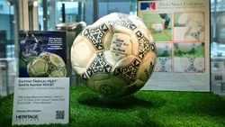 Bola soqueada por Maradona com a «Mão de Deus» leiloada por 2,8 milhões
