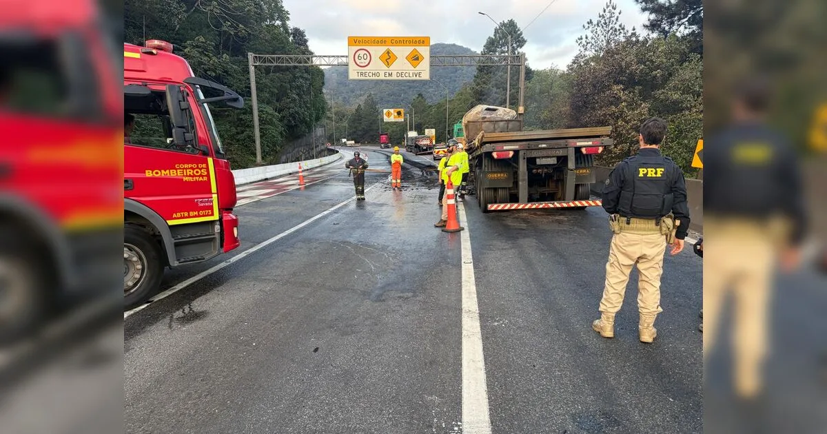 Colisão entre três carretas provoca incêndio e deixa trânsito lento na BR-376