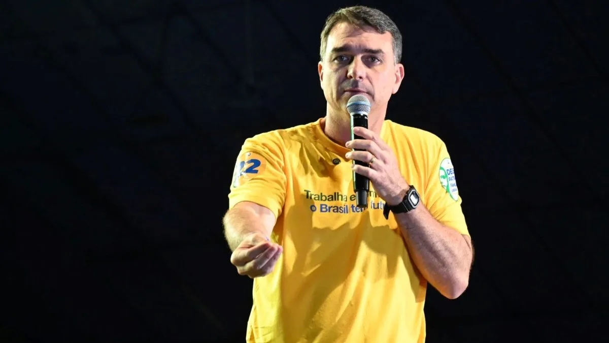 ‘Deixa comigo’: homem é alvo de operação após ameaça de facada contra Flávio Bolsonaro