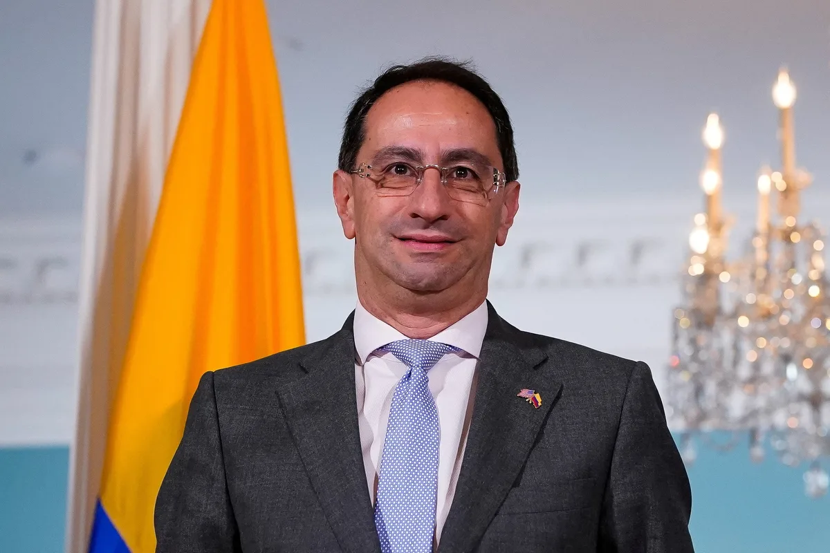 Ciencia en Colombia: Restrepo revela plan de Benavides para subir inversión, IA y energía