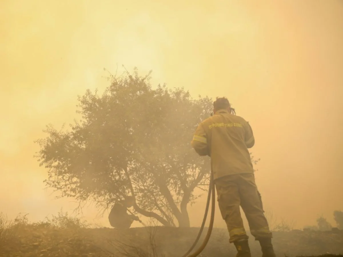 Grèce : un violent incendie menace des stations balnéaires
