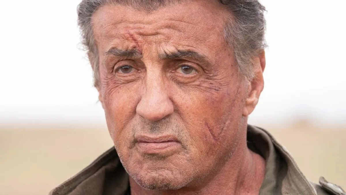 Présent dans 3 films d'une saga d'action culte ! Stallone a refusé que cet acteur mort il y a 23 ans soit remplacé pour ce rôle ô combien emblématique