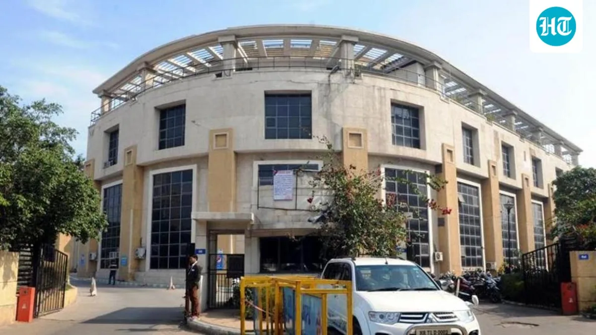 Gurugram: MCG deploys night teams across zones to check on open garbage burning