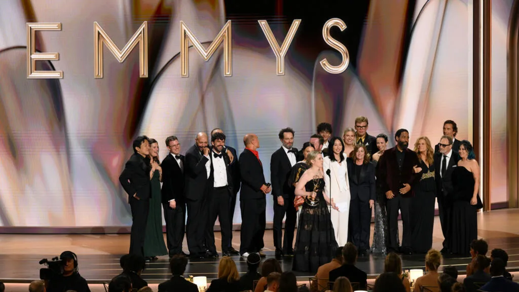 Les séries "Widow's Bay" et "The Pitt" triomphent aux Emmy Awards