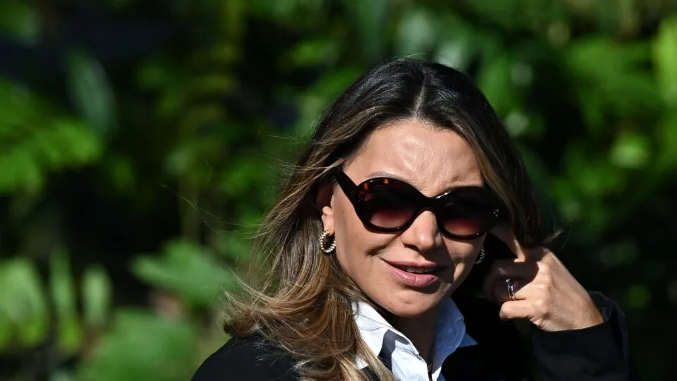 Janja rebate Kátia Abreu e diz que seguirá na campanha “respaldada” por Lula