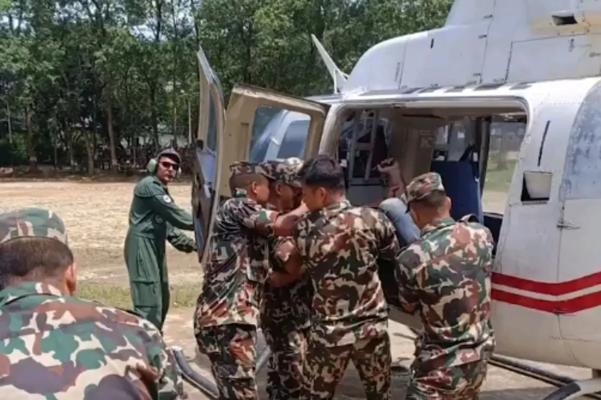 Imagens mostram resgate de vítimas após avalanche de lama no Nepal