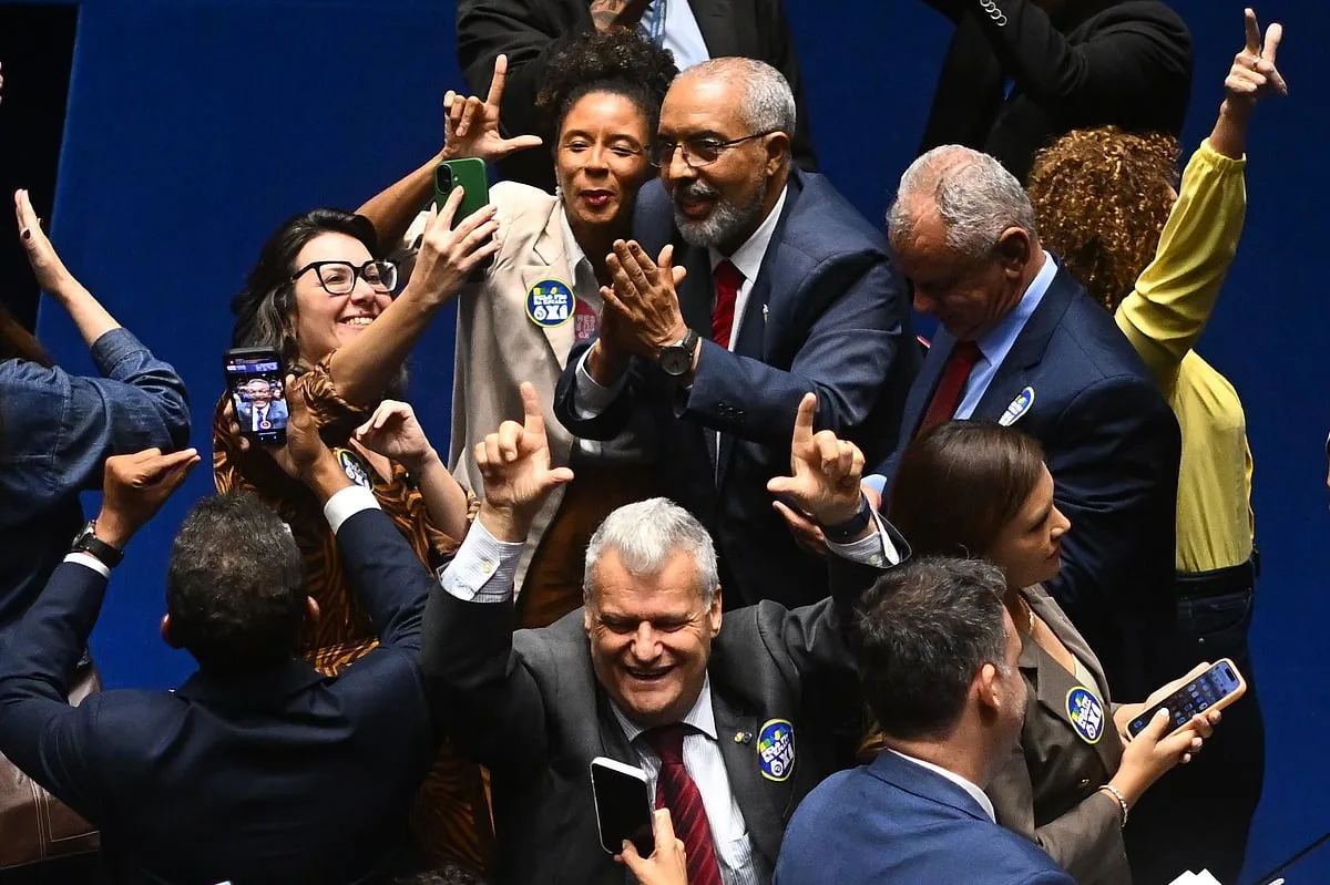 Senado aprova fim da escala 6x1 no Brasil e dá vitória política a Lula antes do segundo turno