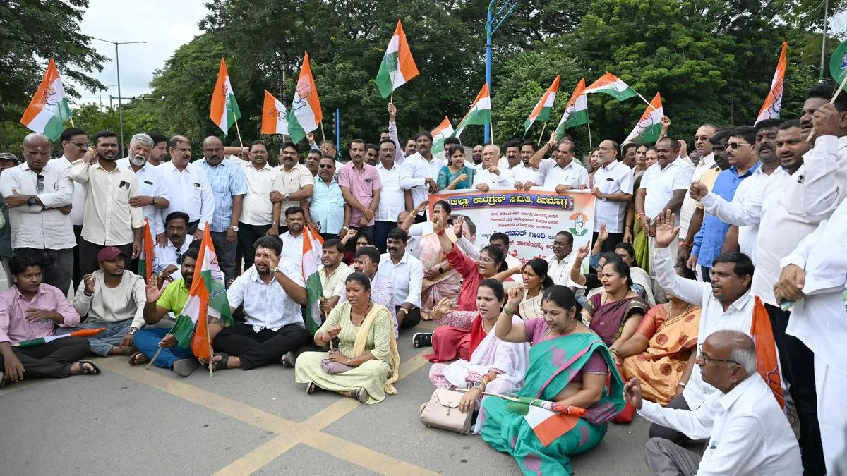 Congress leaders, workers stage protest in Shivamogga, condemn FIR against Rahul Gandhi