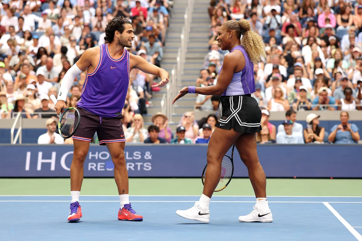 Serena Williams vence na estreia das duplas mistas ao lado de Alcaraz e empolga o público no US Open