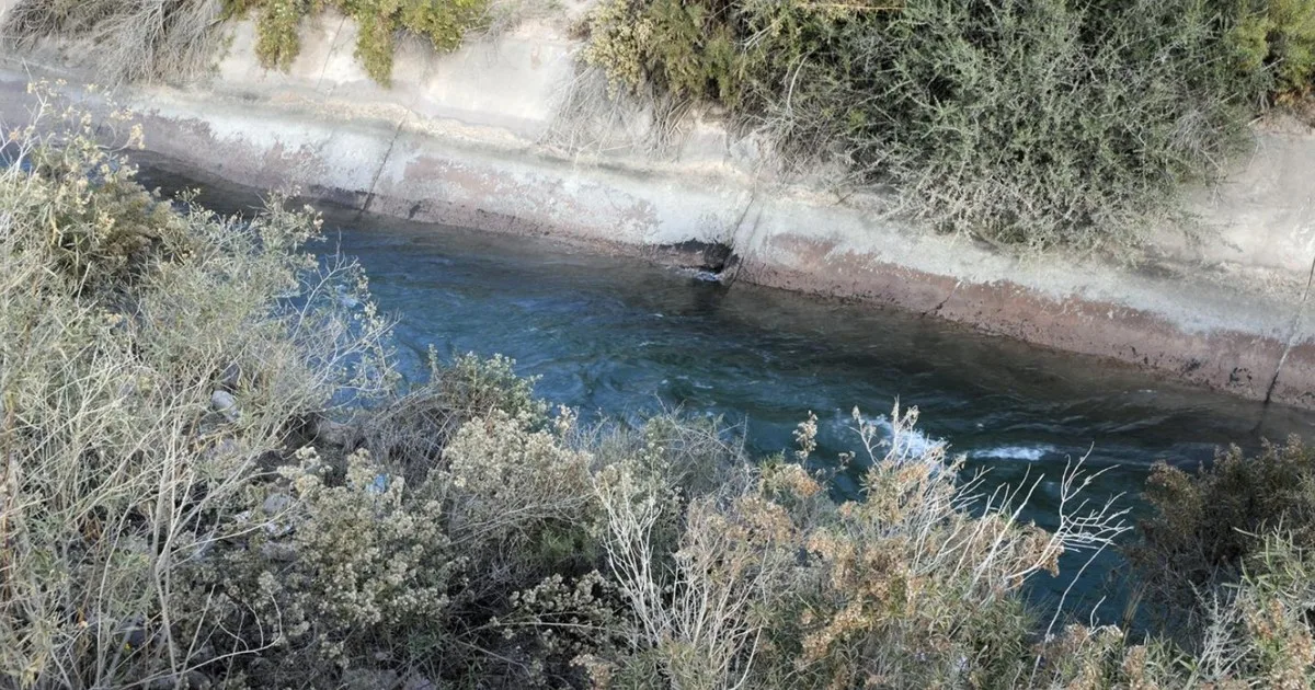 Tragedia en Mendoza: una beba salió de su casa mientras su papá cocinaba y murió ahogada en un canal de riego