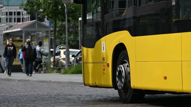 Brände: Busbrand in Berlin-Tegel - Fahrzeug evakuiert
