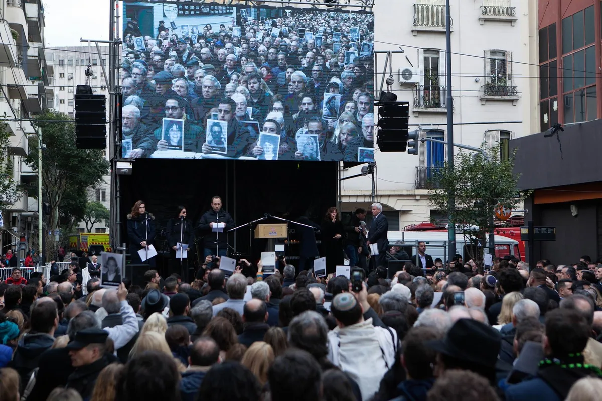 Argentina estudia denunciar a Irán ante tribunales internacionales por el atentado contra la AMIA en 1994