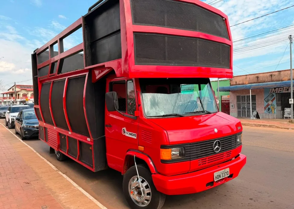 Carro de som vermelho chama atenção antes de carreata de Tião Bocalom em Rio Branco
