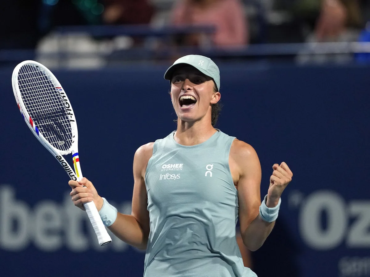 Iga derruba Rybakina, conquista o 12º WTA 1000 e volta ao top 5