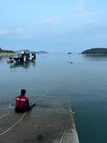그물 옮겨 싣던 1t 트럭 바다로 빠져…군산해경, 인양 작업