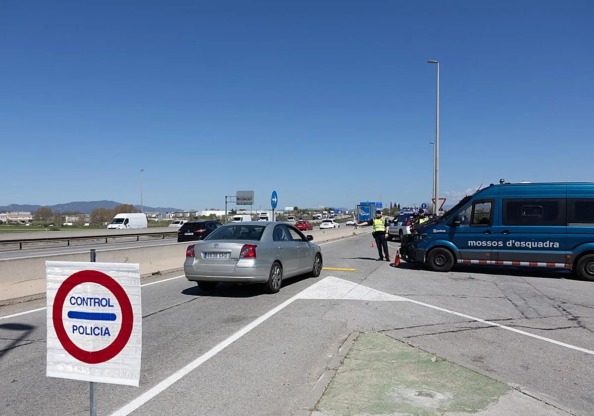 Un conductor en contradirección que huía de los Mossos provoca un choque múltiple en la AP-7 con nueve heridos, uno crítico