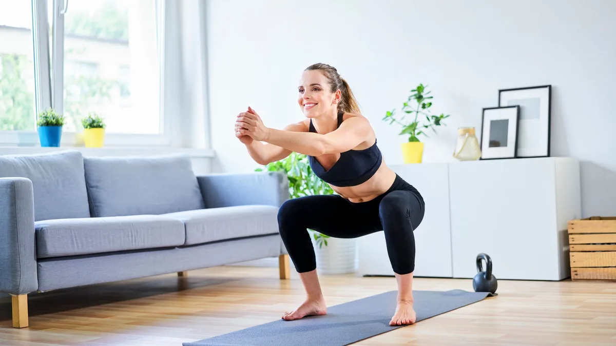 Cómo entrenar bien en casa: 3 trucos de experta y el mejor set de pesas ajustables
