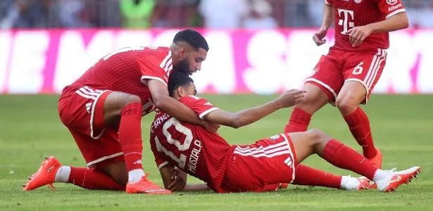 Musiala desmaia após marcar na vitória do Bayern sobre Leipzig