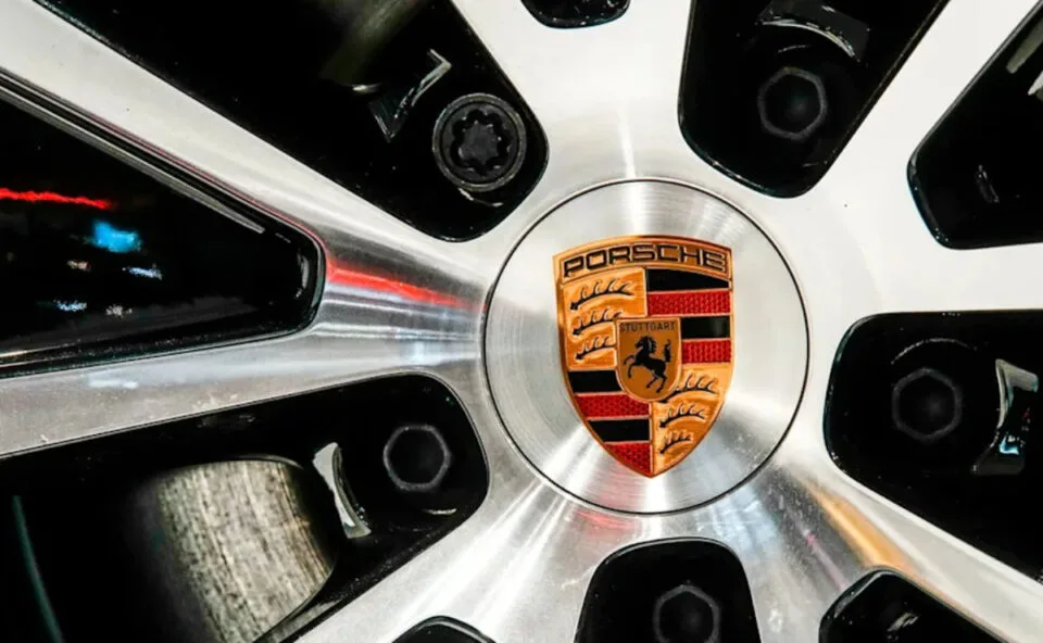 Porsche anuncia corte de 9 mil vagas até 2030 após lucro despencar com crise na China e desafios no mercado de elétricos