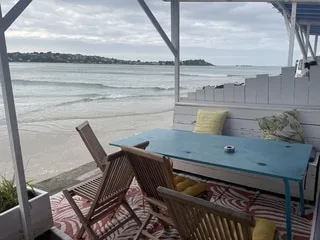 Deux colis remplis de blattes déposés près de cette guinguette de bord de mer, en Bretagne