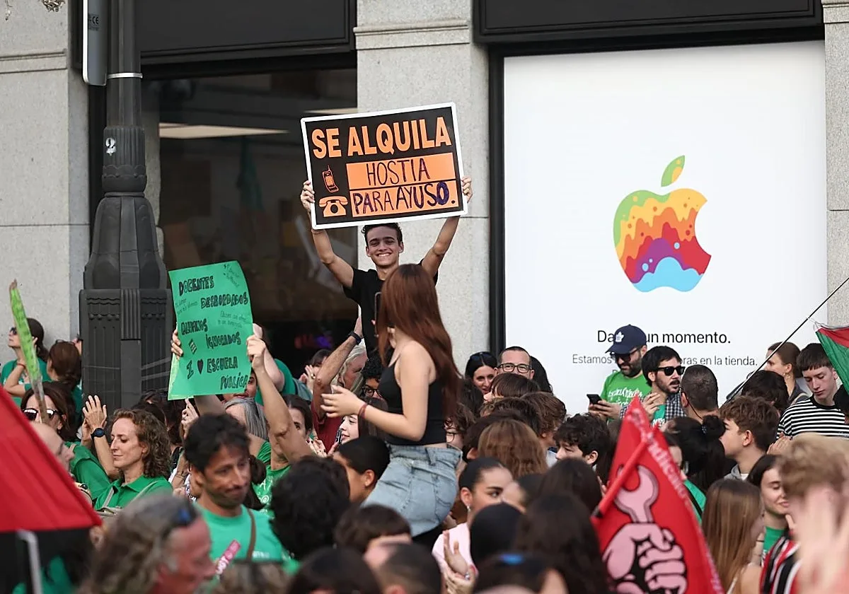 El Gobierno de Ayuso denuncia la «huelga política» de Educación: «Su único objetivo es quemar las calles»